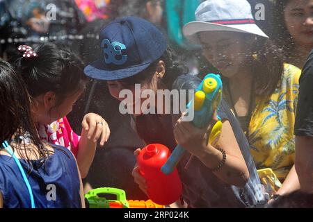 (180413) -- BANGKOK, 13 avril 2018 -- des gens prennent part à des batailles de fusils à eau lors des célébrations du festival Songkran, festival traditionnel du nouvel an de Thaïlande, dans le quartier commerçant Siam de Bangkok, Thaïlande, le 13 avril 2018.) (Zjl) THAÏLANDE-BANGKOK-SONGKRAN FESTIVAL RachenxSageamsak PUBLICATIONxNOTxINxCHN Banque D'Images