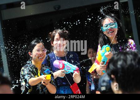 (180413) -- BANGKOK, 13 avril 2018 -- des gens prennent part à des batailles de fusils à eau lors des célébrations du festival Songkran, festival traditionnel du nouvel an de Thaïlande, dans le quartier commerçant Siam de Bangkok, Thaïlande, le 13 avril 2018.) (Zjl) THAÏLANDE-BANGKOK-SONGKRAN FESTIVAL RachenxSageamsak PUBLICATIONxNOTxINxCHN Banque D'Images