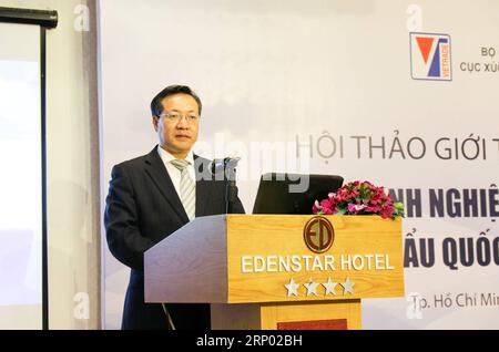 (180413) -- HO CHI MINH VILLE, 13 avril 2018 -- le conseiller commercial de l'ambassade de Chine au Vietnam, Hu Suojin, prend la parole lors de la conférence d'introduction de l'exposition internationale d'importation de Chine (CIIE) à Ho Chi Minh ville, Vietnam, le 13 avril 2018. CIIE, le premier du genre et prévu pour novembre, aidera à renforcer les échanges commerciaux entre la Chine et le Vietnam, a déclaré Hu Suojin ici vendredi. VIETNAM-HO CHI MINH VILLE-CHINE-IMPORTATION EXPO-INTRODUCTION CONFÉRENCE HOANGXTHIXHUONG PUBLICATIONXNOTXINXCHN Banque D'Images
