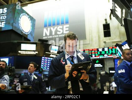 (180413) -- NEW YORK, le 13 avril 2018 -- les commerçants travaillent à la Bourse de New York à New York, aux États-Unis, le 13 avril 2018. Les actions américaines ont clôturé à la baisse vendredi alors que les investisseurs digéraient les derniers rapports sur les bénéfices et les données économiques. Le Dow Jones Industrial Average a perdu 122,91 points, ou 0,50 pour cent, à 24 360,14. Le S&P 500 a effacé 7,69 points, soit 0,29 %, à 2 656,30. L'indice composite Nasdaq a baissé de 33,60 points, ou 0,47 %, pour s'établir à 7 106,65. ) U.S.-NEW YORK-STOCKS QinxLang PUBLICATIONxNOTxINxCHN Banque D'Images