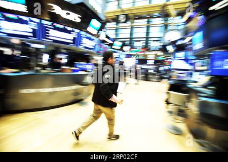 (180413) -- NEW YORK, le 13 avril 2018 -- Un Trader travaille à la Bourse de New York à New York, aux États-Unis, le 13 avril 2018. Les actions américaines ont clôturé à la baisse vendredi alors que les investisseurs digéraient les derniers rapports sur les bénéfices et les données économiques. Le Dow Jones Industrial Average a perdu 122,91 points, ou 0,50 pour cent, à 24 360,14. Le S&P 500 a effacé 7,69 points, soit 0,29 %, à 2 656,30. L'indice composite Nasdaq a baissé de 33,60 points, ou 0,47 %, pour s'établir à 7 106,65. ) U.S.-NEW YORK-STOCKS QinxLang PUBLICATIONxNOTxINxCHN Banque D'Images