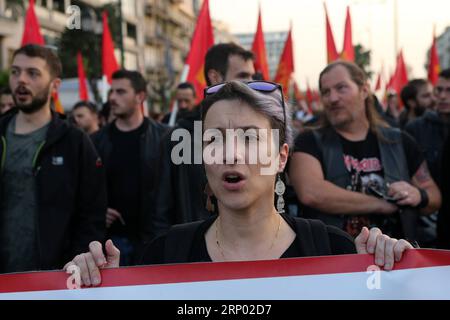 (180414) -- ATHÈNES, 14 avril 2018 -- des manifestants crient des slogans lors d'un rassemblement contre l'intervention militaire en Syrie, devant l'ambassade des États-Unis à Athènes, en Grèce, le 13 avril 2018. Plus de 4 000 personnes ont pris part à des rassemblements à Athènes vendredi. ) (YY) GRÈCE-ATHÈNES-États-Unis-DÉMONSTRATION MariosxLolos PUBLICATIONxNOTxINxCHN Banque D'Images