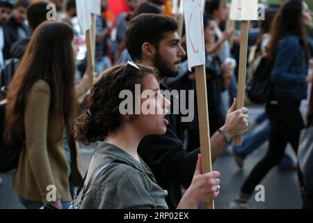 (180414) -- ATHÈNES, 14 avril 2018 -- des manifestants crient des slogans lors d'un rassemblement contre l'intervention militaire en Syrie, devant l'ambassade des États-Unis à Athènes, en Grèce, le 13 avril 2018. Plus de 4 000 personnes ont pris part à des rassemblements à Athènes vendredi. ) (YY) GRÈCE-ATHÈNES-États-Unis-DÉMONSTRATION MariosxLolos PUBLICATIONxNOTxINxCHN Banque D'Images