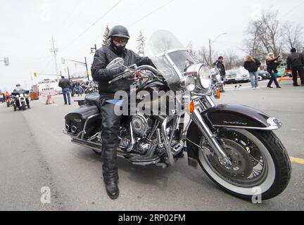 (180414) -- PORT DOVER, le 14 avril 2018 -- Un homme participe au vendredi 13e rallye moto à Port Dover, Ontario, Canada, le 13 avril 2018. L'événement traditionnel a lieu tous les vendredis le 13 dans la petite ville du sud-ouest de l'Ontario depuis 1981.) (YY) CANADA-PORT DOVER-VENDREDI LE 13E RALLYE MOTO zouxzheng PUBLICATIONxNOTxINxCHN Banque D'Images