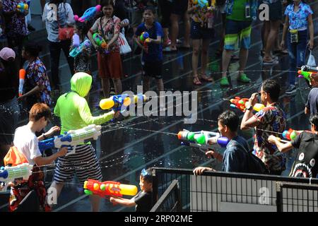 (180414) -- BANGKOK, 14 avril 2018 -- des gens prennent part à des batailles de fusils à eau lors des célébrations du Festival de Songkran, Festival traditionnel du nouvel an de Thaïlande, devant le centre commercial Central World de Bangkok, Thaïlande, 14 avril 2018.) (swt) THAÏLANDE-BANGKOK-SONGKRAN FESTIVAL RachenxSageamsak PUBLICATIONxNOTxINxCHN Banque D'Images