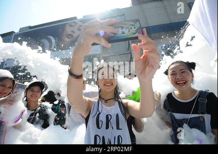 (180414) -- BANGKOK, 14 avril 2018 -- des gens prennent part à des batailles de fusils à eau lors des célébrations du Festival de Songkran, Festival traditionnel du nouvel an de Thaïlande, devant le centre commercial Central World de Bangkok, Thaïlande, 14 avril 2018.) (swt) THAÏLANDE-BANGKOK-SONGKRAN FESTIVAL RachenxSageamsak PUBLICATIONxNOTxINxCHN Banque D'Images