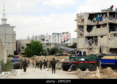 (180414) -- DOUMA, le 14 avril 2018 -- des véhicules militaires russes entrent dans le district de Douma, dans la campagne orientale de la capitale Damas en Syrie, le 14 avril 2018. Environ 93 bus avec des centaines de militants de l'Armée islamique et leurs familles à bord se sont préparés vendredi pour évacuer le district de Douma, dans l'est de Damas, alors que des rapports font état de l'arrivée samedi des enquêteurs sur les armes chimiques pour enquêter sur des allégations d'utilisation de gaz toxiques à Douma. (Zjl) SYRIE-DAMAS-DOUMA-REBELLES-ÉVACUATION AmmarxSafarjalani PUBLICATIONxNOTxINxCHN Banque D'Images