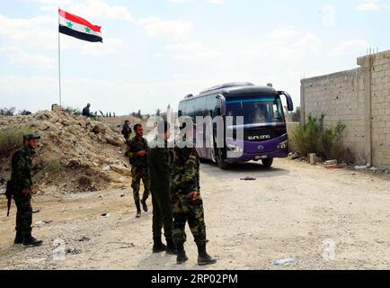 (180414) -- DOUMA, 14 avril 2018 -- Un autobus transportant les rebelles et leurs familles du district de Douma arrive dans la région de Wafiden, au Nord-est de la capitale Damas, en Syrie, le 14 avril 2018. Environ 93 bus avec des centaines de militants de l'Armée islamique et leurs familles à bord se sont préparés vendredi pour évacuer le district de Douma, dans l'est de Damas, alors que des rapports font état de l'arrivée samedi des enquêteurs sur les armes chimiques pour enquêter sur des allégations d'utilisation de gaz toxiques à Douma. (Zjl) SYRIE-DAMAS-DOUMA-REBELLES-ÉVACUATION AmmarxSafarjalani PUBLICATIONxNOTxINxCHN Banque D'Images