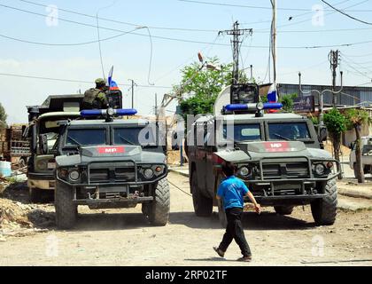 (180414) -- DOUMA, 14 avril 2018 -- des forces de police militaire russes sont vues dans le district de Douma, à l'est de Damas, en Syrie, le 14 avril 2018. La police militaire russe et les forces de police syriennes ont commencé à se déployer dans toute la Douma conformément à l’accord conclu le 8 avril, en vertu duquel les institutions officielles syriennes retourneront à Douma.) (Zjl) SYRIE-DAMAS-DOUMA-RUSSIE-DÉPLOIEMENT AmmarxSafarjalani PUBLICATIONxNOTxINxCHN Banque D'Images