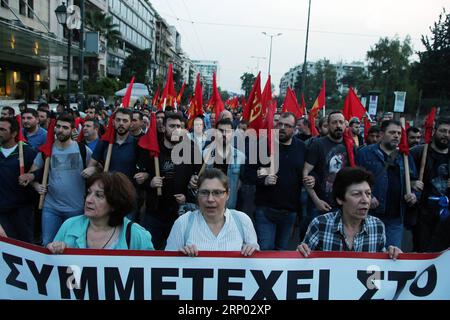 (180414) -- ATHÈNES, le 14 avril 2018 -- des membres du Parti communiste de Grèce (KKE) ont participé à une manifestation devant l'ambassade des États-Unis à Athènes, en Grèce, le 14 avril 2018. Des milliers de manifestants grecs ont défilé samedi dans le centre d'Athènes contre la frappe menée par les États-Unis contre la Syrie sur l'utilisation présumée d'armes chimiques. GRÈCE-ATHÈNES-PROTESTATION-ÉTATS-UNIS-GRÈVE-SYRIE MARIOSXLOLOS PUBLICATIONXNOTXINXCHN Banque D'Images