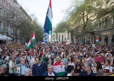 (180414) -- BUDAPEST, le 14 avril 2018 -- la population participe à une manifestation contre le résultat des élections générales à Budapest, Hongrie, le 14 avril 2018. Une manifestation massive a rempli les environs du Parlement hongrois samedi, après la troisième victoire consécutive du Premier ministre hongrois Viktor Orban aux élections législatives du 8 avril. HONGRIE-BUDAPEST-MANIFESTATION-ELECTIONS GÉNÉRALES AttilaxVolgyi PUBLICATIONxNOTxINxCHN Banque D'Images