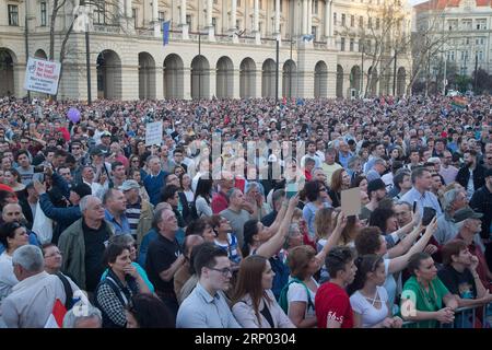 (180414) -- BUDAPEST, le 14 avril 2018 -- la population participe à une manifestation contre le résultat des élections générales à Budapest, Hongrie, le 14 avril 2018. Une manifestation massive a rempli les environs du Parlement hongrois samedi, après la troisième victoire consécutive du Premier ministre hongrois Viktor Orban aux élections législatives du 8 avril. HONGRIE-BUDAPEST-MANIFESTATION-ELECTIONS GÉNÉRALES AttilaxVolgyi PUBLICATIONxNOTxINxCHN Banque D'Images