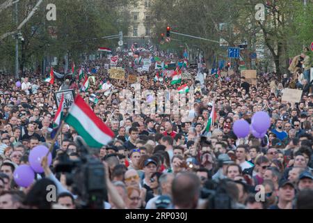 (180414) -- BUDAPEST, le 14 avril 2018 -- la population participe à une manifestation contre le résultat des élections générales à Budapest, Hongrie, le 14 avril 2018. Une manifestation massive a rempli les environs du Parlement hongrois samedi, après la troisième victoire consécutive du Premier ministre hongrois Viktor Orban aux élections législatives du 8 avril. HONGRIE-BUDAPEST-MANIFESTATION-ELECTIONS GÉNÉRALES AttilaxVolgyi PUBLICATIONxNOTxINxCHN Banque D'Images