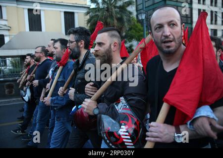 (180414) -- ATHÈNES, le 14 avril 2018 -- des membres du Parti communiste de Grèce (KKE) ont participé à une manifestation devant l'ambassade des États-Unis à Athènes, en Grèce, le 14 avril 2018. Des milliers de manifestants grecs ont défilé samedi dans le centre d'Athènes contre la frappe menée par les États-Unis contre la Syrie sur l'utilisation présumée d'armes chimiques. GRÈCE-ATHÈNES-PROTESTATION-ÉTATS-UNIS-GRÈVE-SYRIE MARIOSXLOLOS PUBLICATIONXNOTXINXCHN Banque D'Images