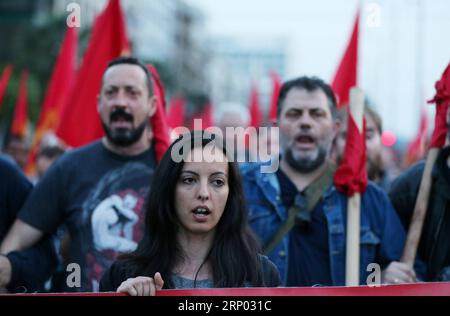 (180414) -- ATHÈNES, le 14 avril 2018 -- des membres du Parti communiste de Grèce (KKE) ont participé à une manifestation devant l'ambassade des États-Unis à Athènes, en Grèce, le 14 avril 2018. Des milliers de manifestants grecs ont défilé samedi dans le centre d'Athènes contre la frappe menée par les États-Unis contre la Syrie sur l'utilisation présumée d'armes chimiques. GRÈCE-ATHÈNES-PROTESTATION-ÉTATS-UNIS-GRÈVE-SYRIE MARIOSXLOLOS PUBLICATIONXNOTXINXCHN Banque D'Images