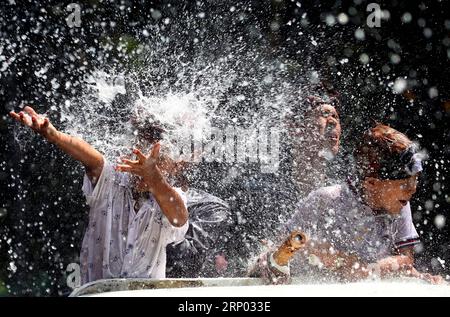 (180415) -- BEIJING, 15 avril 2018 -- les gens célèbrent la fête traditionnelle de l'eau de Thingyan à Yangon, Myanmar, le 14 avril 2018.) (YY) XINHUA PHOTO WEEKLY CHOICES (CN) UxAung PUBLICATIONxNOTxINxCHN Banque D'Images