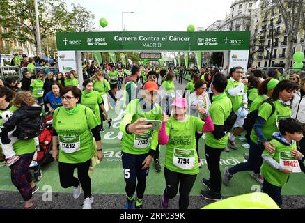 (180415) -- MADRID, 15 avril, -- les coureurs atteignent la ligne d'arrivée de la course de Madrid en mars contre le cancer à Madrid, Espagne, le 15 avril 2018. La course a été organisée par l'Association espagnole contre le cancer, dans le but de sensibiliser le public sur le cancer et avoir un mode de vie sain.) (SP)ESPAGNE-MADRID-ANTI CANCER RACE GUOXQIUDA PUBLICATIONXNOTXINXCHN Banque D'Images