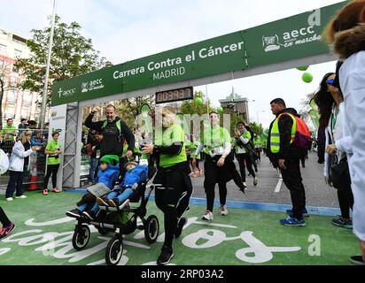 (180415) -- MADRID, 15 avril, -- les coureurs atteignent la ligne d'arrivée de la course de Madrid en mars contre le cancer à Madrid, Espagne, le 15 avril 2018. La course a été organisée par l'Association espagnole contre le cancer, dans le but de sensibiliser le public sur le cancer et avoir un mode de vie sain.) (SP)ESPAGNE-MADRID-ANTI CANCER RACE GUOXQIUDA PUBLICATIONXNOTXINXCHN Banque D'Images