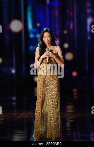 (180415) -- BEIJING, le 15 avril 2018 -- Karen Mok assiste à la cérémonie d'ouverture du 8e Festival international du film de Beijing (BJIFF) à Beijing, capitale de la Chine, le 15 avril 2018. (MCG) CHINA-BEIJING-BJIFF-OPENING CEREMONY (CN) LiuxJunxi PUBLICATIONxNOTxINxCHN Banque D'Images