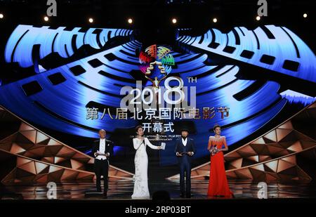 (180415) -- BEIJING, le 15 avril 2018 -- les hôtes sont présents lors de la cérémonie d'ouverture du 8e Festival international du film de Beijing (BJIFF) à Beijing, capitale de la Chine, le 15 avril 2018. (MCG) CHINE-PÉKIN-BJIFF-CÉRÉMONIE D'OUVERTURE (CN) YinxGang PUBLICATIONxNOTxINxCHN Banque D'Images