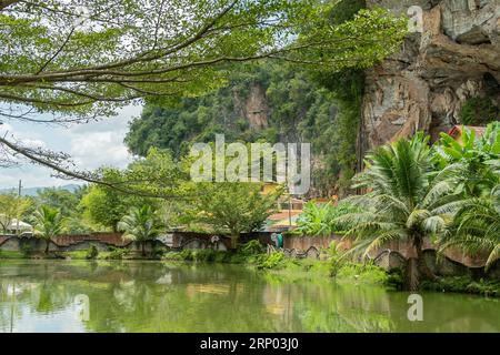 Ipoh, Malaisie - août 23,2023 : vue panoramique des touristes explorant le village de loisirs et culturel Qing Xin Ling à Ipoh. Banque D'Images