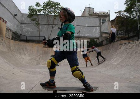 (180416) -- ATHÈNES, le 16 avril 2018 -- Un enfant skate à un half-pipe à Athènes, en Grèce, le 15 avril 2018. Athènes reste depuis 2015 un premier port d'escale pour de nombreux réfugiés qui sont arrivés en Europe continentale, et les jeunes réfugiés et migrants ont la possibilité d'utiliser le skateboard comme un outil d'autonomisation et d'intégration dans la société locale. La photo va avec l'article intitulé jeunes réfugiés à Athènes intégrer par skateboard. GRÈCE-ATHÈNES-JEUNES RÉFUGIÉS-INTÉGRATION-SKATEBOARD MARIOSXLOLOS PUBLICATIONXNOTXINXCHN Banque D'Images