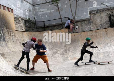 (180416) -- ATHÈNES, le 16 avril 2018 -- les gens font du skate à un half-pipe à Athènes, en Grèce, le 15 avril 2018. Athènes reste depuis 2015 un premier port d'escale pour de nombreux réfugiés qui sont arrivés en Europe continentale, et les jeunes réfugiés et migrants ont la possibilité d'utiliser le skateboard comme un outil d'autonomisation et d'intégration dans la société locale. La photo va avec l'article intitulé jeunes réfugiés à Athènes intégrer par skateboard. GRÈCE-ATHÈNES-JEUNES RÉFUGIÉS-INTÉGRATION-SKATEBOARD MARIOSXLOLOS PUBLICATIONXNOTXINXCHN Banque D'Images