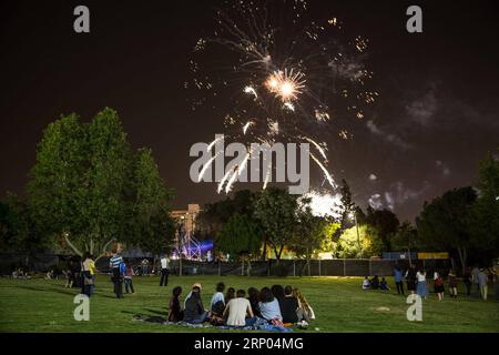 (180419) -- JÉRUSALEM, 19 avril 2018 -- des gens regardent des feux d'artifice lors d'une célébration de la fête de l'indépendance d'Israël dans le parc de l'indépendance de Jérusalem, le 19 avril 2018. )(yk) MIDEAST-JERUSALEM-ISRAEL S FÊTE DE L'INDÉPENDANCE GuoxYu PUBLICATIONxNOTxINxCHN Banque D'Images