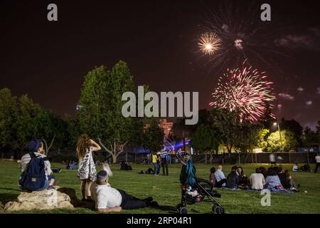 (180419) -- JÉRUSALEM, 19 avril 2018 -- des gens regardent des feux d'artifice lors d'une célébration de la fête de l'indépendance d'Israël dans le parc de l'indépendance de Jérusalem, le 19 avril 2018. )(yk) MIDEAST-JERUSALEM-ISRAEL S FÊTE DE L'INDÉPENDANCE GuoxYu PUBLICATIONxNOTxINxCHN Banque D'Images