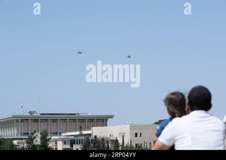 (180419) -- JÉRUSALEM, 19 avril 2018 -- les gens regardent les hélicoptères effectuer un spectacle aérien lors des célébrations du 70e jour de l indépendance d Israël à Jérusalem, le 19 avril 2018.) (wtc) MIDEAST-JERUSALEM-ISRAEL S INDEPENDENCE SHOW-AIR GuoxYu PUBLICATIONxNOTxINxCHN Banque D'Images