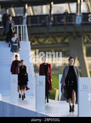 (180419) -- NANJING, 19 avril 2018 -- des mannequins présentent des créations de la marque chinoise XG lors d'un défilé hivernal à Nanjing, capitale de la province du Jiangsu de l'est de la Chine, le 19 avril 2018.) (Lb) CHINA-JIANGSU-NANJING-FASHION SHOW (CN) JixChunpeng PUBLICATIONxNOTxINxCHN Banque D'Images