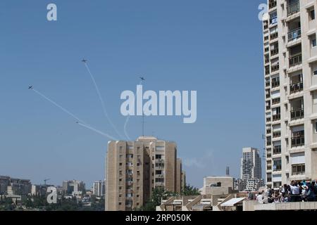 (180419) -- JÉRUSALEM, 19 avril 2018 -- les gens regardent les avions faire un spectacle aérien pendant les célébrations du 70e jour de l indépendance d Israël à Jérusalem, le 19 avril 2018.) (wtc) MIDEAST-JERUSALEM-ISRAEL S INDEPENDENCE SHOW-AIR GuoxYu PUBLICATIONxNOTxINxCHN Banque D'Images