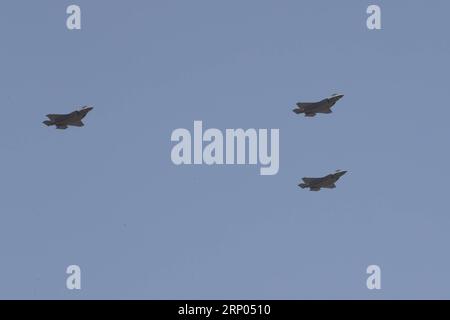 (180419) -- JÉRUSALEM, 19 avril 2018 -- des avions de chasse survolent pendant un spectacle aérien dans le cadre des célébrations du 70e jour de l indépendance d Israël à Jérusalem, le 19 avril 2018.) (wtc) MIDEAST-JERUSALEM-ISRAEL S INDEPENDENCE SHOW-AIR GuoxYu PUBLICATIONxNOTxINxCHN Banque D'Images
