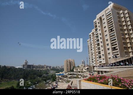 (180419) -- JÉRUSALEM, 19 avril 2018 -- les gens regardent les avions faire un spectacle aérien pendant les célébrations du 70e jour de l indépendance d Israël à Jérusalem, le 19 avril 2018.) (wtc) MIDEAST-JERUSALEM-ISRAEL S INDEPENDENCE SHOW-AIR GuoxYu PUBLICATIONxNOTxINxCHN Banque D'Images