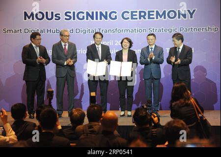 (180420) -- BANGKOK, le 20 avril 2018 -- des invités assistent à la cérémonie de signature des mémorandums d'accord à Bangkok, Thaïlande, le 19 avril 2018. Alibaba travaille avec la Thaïlande pour améliorer et adapter des services de voyage mondiaux de haute qualité, a déclaré le fondateur du géant du commerce électronique de la Chine Jack Ma jeudi lors de la cérémonie de signature de quatre mémorandums d accord pour promouvoir des activités telles que le tourisme, l économie numérique et le développement des ressources humaines. (djj) THAÏLANDE-BANGKOK-CHINE-ALIBABA RachenxSageamsak PUBLICATIONxNOTxINxCHN Banque D'Images