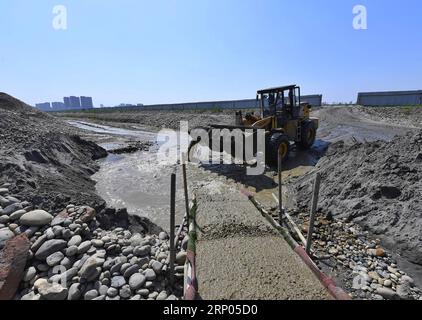 (180420) -- CHENGDU, 20 avril 2018 -- une photo prise le 16 avril 2018 montre le site de fouilles d'un Trésor sous-marin en ruines au sud de la ville de Chengdu, dans la province du Sichuan du sud-ouest de la Chine. Les archéologues chinois ont récupéré plus de 12 000 reliques au cours de la dernière série de fouilles dans les ruines du Trésor, selon le Sichuan provincial Cultural Relics and Archaeology Research Institute. On pense qu'en 1646, le chef du soulèvement paysan Zhang Xianzhong a été vaincu dans la région par les troupes de la dynastie Ming alors qu'il tentait de transférer son Trésor vers le sud. Environ 1 000 bateau Banque D'Images