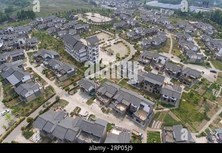 (180421) -- ya AN, 21 avril 2018 -- une photo aérienne prise le 19 avril 2018 montre le village de Fengxiang nouvellement construit où 235 ménages touchés par le séisme sont réinstallés, dans le comté de Tianquan, dans la ville de ya an, au sud-ouest de la Chine, dans la province du Sichuan. Le 20 avril 2013, un tremblement de terre de magnitude 7,0 a frappé ya an, causant différents degrés de dommages aux bâtiments, à la circulation routière et à d'autres infrastructures dans cette région. Après cinq ans de reconstruction active, un nouveau ya an sort des ruines du tremblement de terre et prend maintenant un nouveau look. (SXK) CHINA-SICHUAN-YA AN-NEW LOOK APRÈS TREMBLEMENT DE TERRE (CN) JIANGXHONGJING PUBLICATIONXNO Banque D'Images