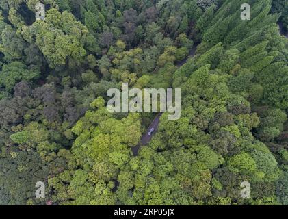 (180421) -- ya AN, 21 avril 2018 -- une photo aérienne prise le 17 avril 2018 montre que le parc de Zhangjiashan servait d'abri d'urgence pour les résidents de la ville de ya an, dans la province du Sichuan du sud-ouest de la Chine. Le 20 avril 2013, un tremblement de terre de magnitude 7,0 a frappé ya an, causant différents degrés de dommages aux bâtiments, à la circulation routière et à d'autres infrastructures dans cette région. Après cinq ans de reconstruction active, un nouveau ya an sort des ruines du tremblement de terre et prend maintenant un nouveau look. (SXK) CHINA-SICHUAN-YA AN-NEW LOOK APRÈS TREMBLEMENT DE TERRE (CN) JIANGXHONGJING PUBLICATIONXNOTXINXCHN Banque D'Images