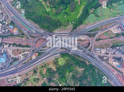 (180421) -- ya AN, 21 avril 2018 -- une photo aérienne prise le 19 avril 2018 montre un passage supérieur d'autoroute dans le district de Yucheng de la ville de ya an, dans le sud-ouest de la Chine, province du Sichuan. Le 20 avril 2013, un tremblement de terre de magnitude 7,0 a frappé ya an, causant différents degrés de dommages aux bâtiments, à la circulation routière et à d'autres infrastructures dans cette région. Après cinq ans de reconstruction active, un nouveau ya an sort des ruines du tremblement de terre et prend maintenant un nouveau look. (SXK) CHINA-SICHUAN-YA AN-NEW LOOK AFTER TREMBLEMENT DE TERRE (CN) LIUXKUN PUBLICATIONXNOTXINXCHN Banque D'Images