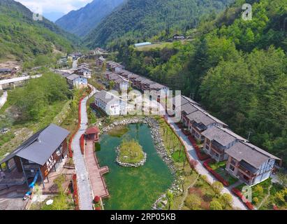 (180421) -- ya AN, 21 avril 2018 -- une photo aérienne prise le 19 avril 2018 montre le village de Daiwei nouvellement construit dans le comté de Baoxing de ya an City, dans le sud-ouest de la province du Sichuan. Le 20 avril 2013, un tremblement de terre de magnitude 7,0 a frappé ya an, causant différents degrés de dommages aux bâtiments, à la circulation routière et à d'autres infrastructures dans cette région. Après cinq ans de reconstruction active, un nouveau ya an sort des ruines du tremblement de terre et prend maintenant un nouveau look. (SXK) CHINA-SICHUAN-YA AN-NEW LOOK AFTER TREMBLEMENT DE TERRE (CN) LIUXKUN PUBLICATIONXNOTXINXCHN Banque D'Images