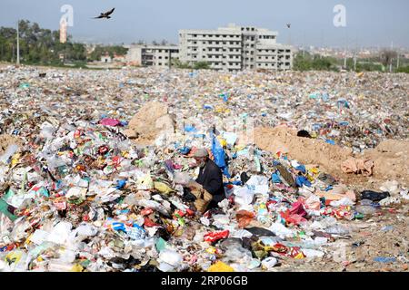 (180422) -- ISLAMABAD, le 22 avril 2018 -- Un homme ramasse des articles en plastique utilisables dans une décharge à ordures à Islamabad, capitale du Pakistan, le 22 avril 2018. Le jour de la Terre est commémoré chaque année le 22 avril. Le thème de célébration de cette année est End Plastic pollution .) (zf) PAKISTAN-ISLAMABAD-POLLUTION-EARTH DAY AhmadxKamal PUBLICATIONxNOTxINxCHN Banque D'Images