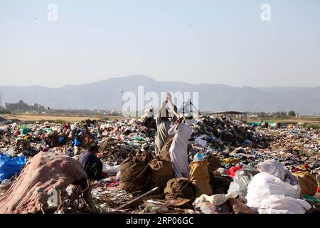 (180422) -- ISLAMABAD, le 22 avril 2018 -- des ouvriers pèsent des articles en plastique collectés dans une décharge à ordures à Islamabad, capitale du Pakistan, le 22 avril 2018. Le jour de la Terre est commémoré chaque année le 22 avril. Le thème de célébration de cette année est End Plastic pollution .) (zf) PAKISTAN-ISLAMABAD-POLLUTION-EARTH DAY AhmadxKamal PUBLICATIONxNOTxINxCHN Banque D'Images