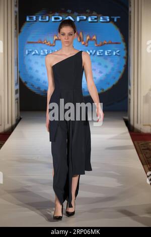 (180423) -- BUDAPEST, 23 avril 2018 -- Un mannequin présente une création de la marque italienne Feelomena lors de la Budapest Fashion week à Budapest, Hongrie, le 22 avril 2018.) (Jmmn) HONGRIE-BUDAPEST-FASHION WEEK AttilaxVolgyi PUBLICATIONxNOTxINxCHN Banque D'Images