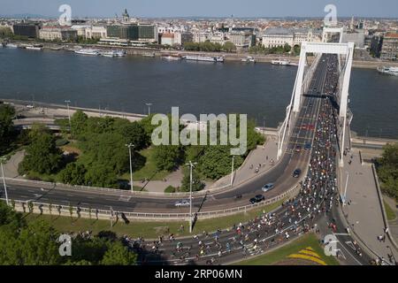 (180422) -- BUDAPEST, le 22 avril 2018 -- des milliers de personnes participent à l'événement I Bike Budapest à Budapest, Hongrie, le 22 avril 2018. ) HONGRIE-BUDAPEST-BICYCLE-PROCESSION AttilaxVolgyi PUBLICATIONxNOTxINxCHN Banque D'Images