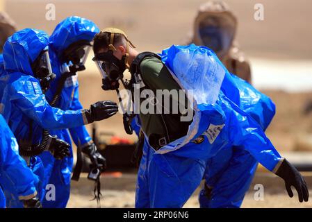 (180422) -- AMMAN, 22 avril 2018 -- des soldats participent à un exercice simulant une attaque chimique à Zarqa, à l'est d'Amman, Jordanie, le 22 avril 2018. Les forces armées jordaniennes (JAF) ont lancé l'exercice conjoint Eager Lion 2018 le 15 avril avec le côté américain. Environ 7 000 soldats des deux côtés ont participé à l ' exercice annuel. ) JORDANIE-ZARQA-EXERCICE MILITAIRE MohammadxAbuxGhosh PUBLICATIONxNOTxINxCHN Banque D'Images