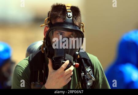 (180422) -- AMMAN, le 22 avril 2018 -- Un soldat participe à un exercice simulant une attaque chimique à Zarqa, à l'est d'Amman, en Jordanie, le 22 avril 2018. Les forces armées jordaniennes (JAF) ont lancé l'exercice conjoint Eager Lion 2018 le 15 avril avec le côté américain. Environ 7 000 soldats des deux côtés ont participé à l ' exercice annuel. ) JORDANIE-ZARQA-EXERCICE MILITAIRE MohammadxAbuxGhosh PUBLICATIONxNOTxINxCHN Banque D'Images