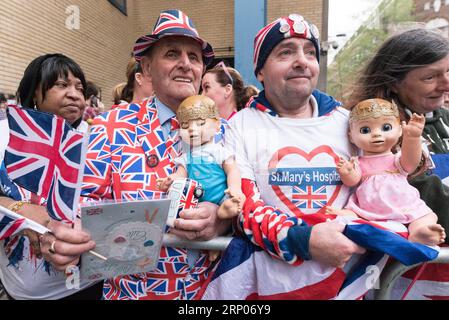 Bilder des Tages (180423) -- LONDRES, le 23 avril 2018 -- des sympathisants de la famille royale britannique attendent devant l'aile Lindo de l'hôpital St Mary où Catherine, duchesse de Cambridge attend un troisième enfant à Londres, en Grande-Bretagne, le 23 avril 2018.) (hy) GRANDE-BRETAGNE-LONDRES-PRÉPARATIONS-ROYAL BABY RayxTang PUBLICATIONxNOTxINxCHN Banque D'Images