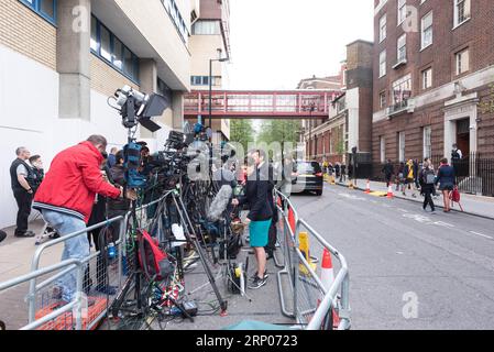 (180423) -- LONDRES, le 23 avril 2018 -- les médias attendent devant l'aile Lindo de l'hôpital St Mary où Catherine, duchesse de Cambridge, attend un troisième enfant à Londres, en Grande-Bretagne, le 23 avril 2018.) (hy) GRANDE-BRETAGNE-LONDRES-PRÉPARATIONS-ROYAL BABY RayxTang PUBLICATIONxNOTxINxCHN Banque D'Images