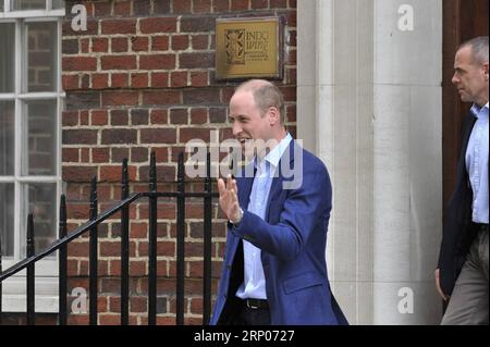 (180423) -- LONDRES, le 23 avril 2018 -- le prince William, duc de Cambridge, quitte l'hôpital après que Catherine, duchesse de Cambridge, ait donné naissance à leur fils à l'hôpital St Mary de Londres, le 23 avril 2018.) (wtc) BRITAIN-LONDON-ROYAL BABY StephenxChung PUBLICATIONxNOTxINxCHN Banque D'Images