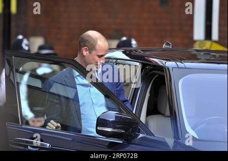 (180423) -- LONDRES, le 23 avril 2018 -- le prince William, duc de Cambridge, quitte l'hôpital après que Catherine, duchesse de Cambridge, ait donné naissance à leur fils à l'hôpital St Mary de Londres, le 23 avril 2018.) (wtc) BRITAIN-LONDON-ROYAL BABY StephenxChung PUBLICATIONxNOTxINxCHN Banque D'Images